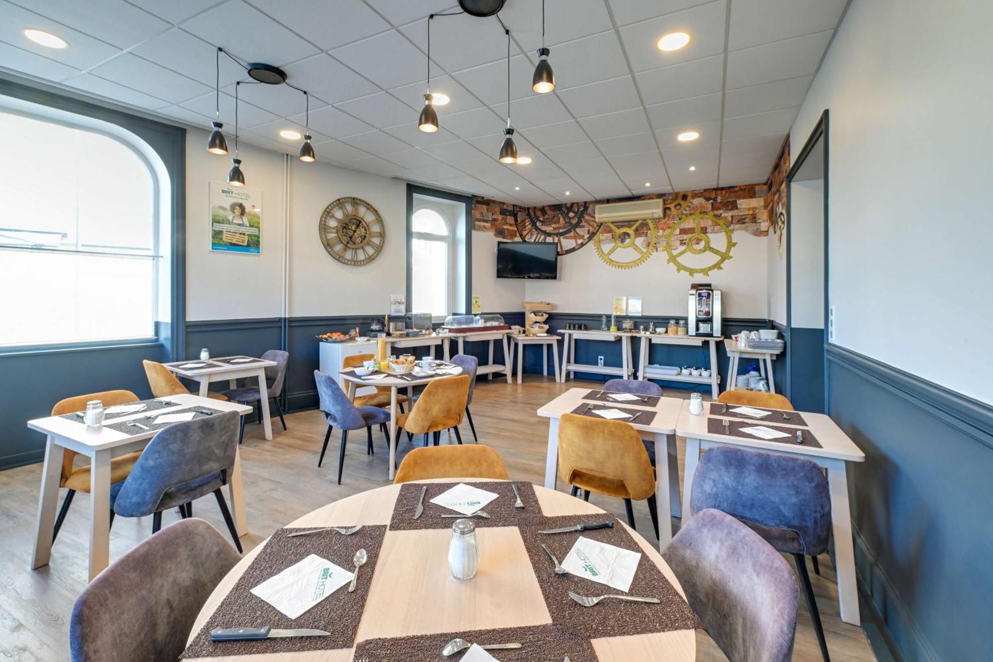 Brit Hotel Roanne - Le Grand Hotel Bagian luar foto