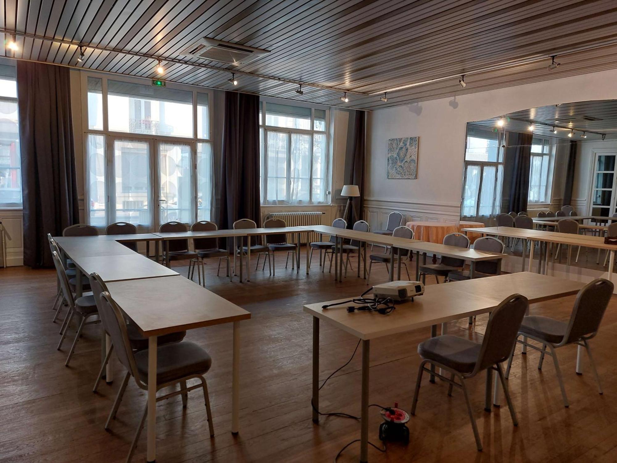 Brit Hotel Roanne - Le Grand Hotel Bagian luar foto
