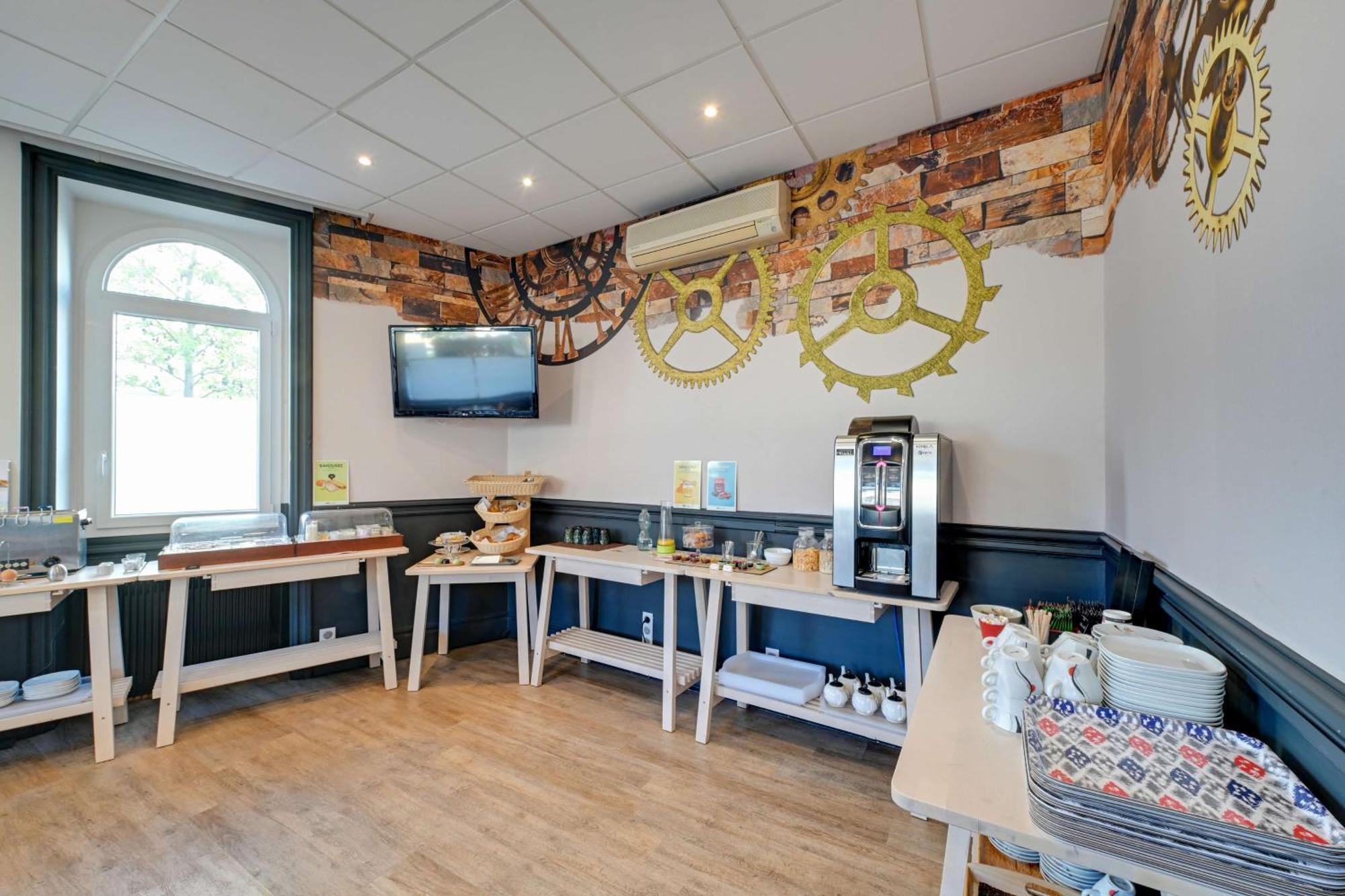 Brit Hotel Roanne - Le Grand Hotel Bagian luar foto