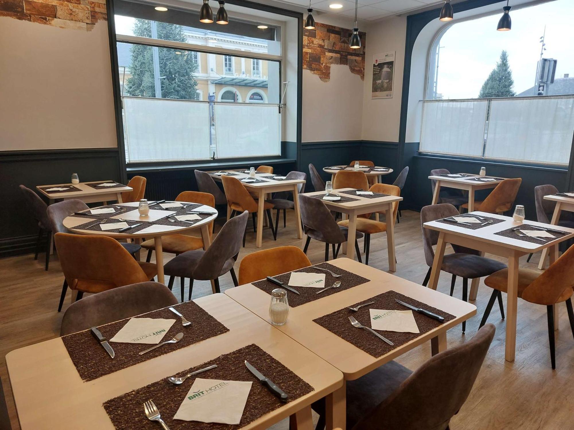 Brit Hotel Roanne - Le Grand Hotel Bagian luar foto