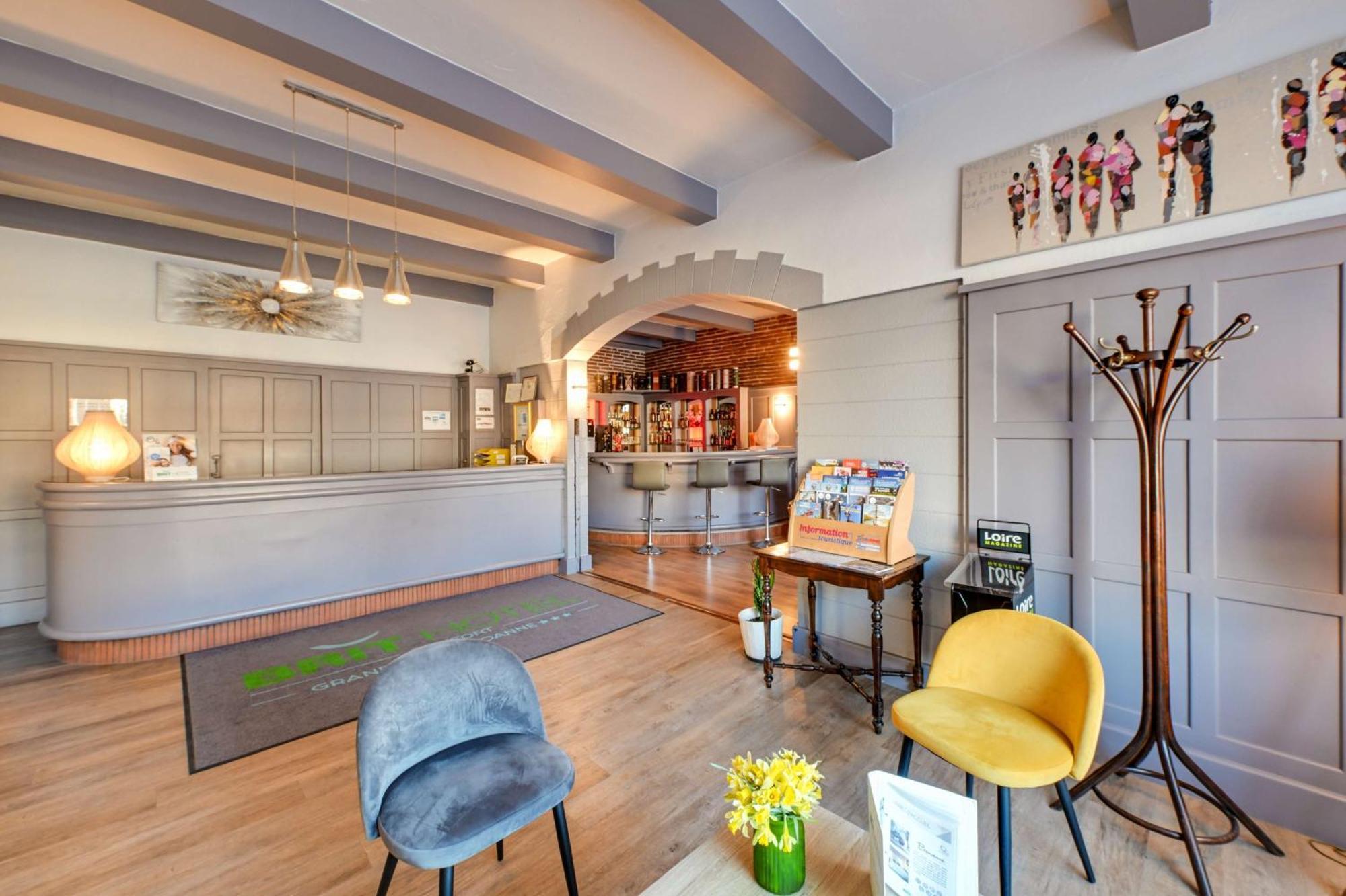 Brit Hotel Roanne - Le Grand Hotel Bagian luar foto
