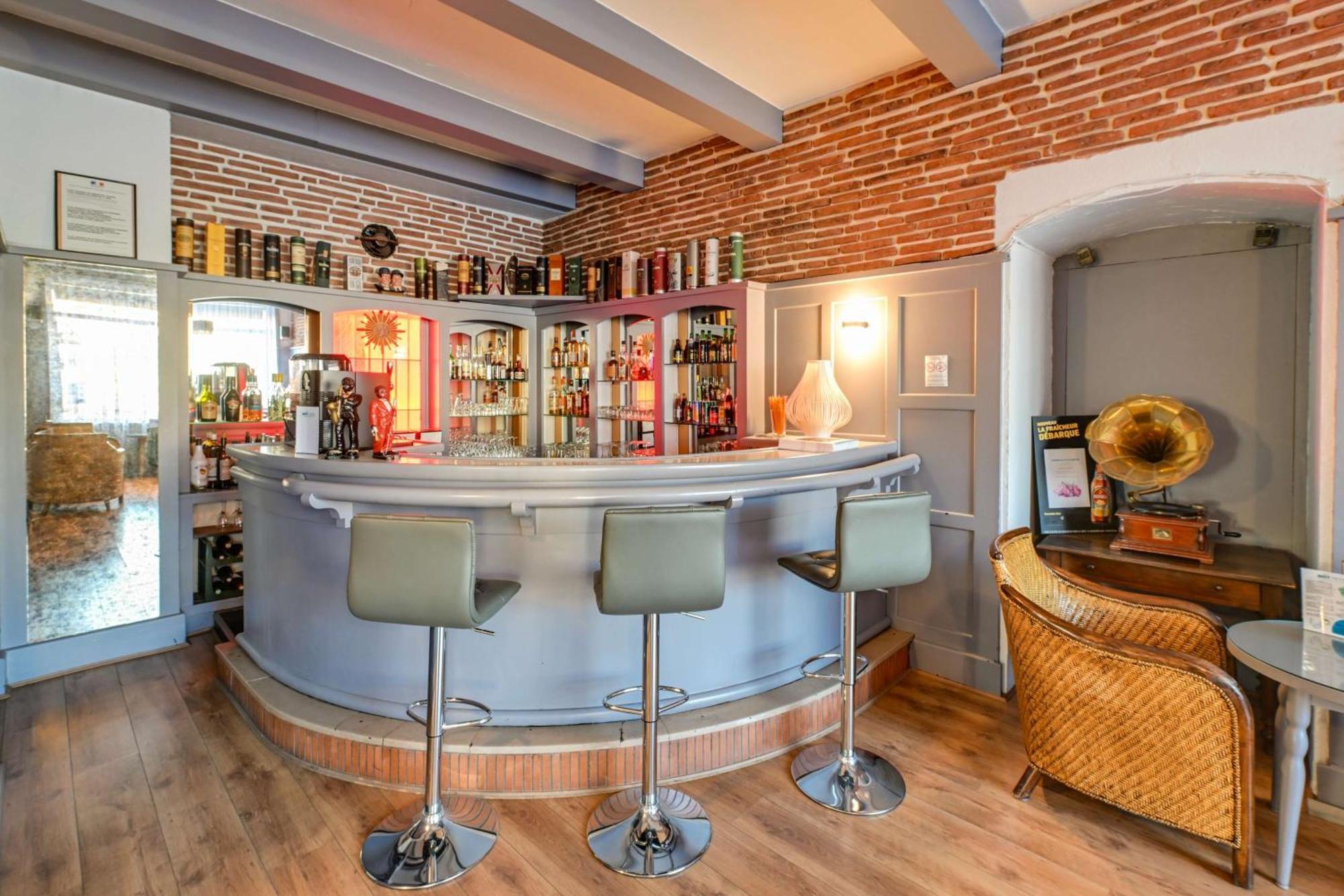 Brit Hotel Roanne - Le Grand Hotel Bagian luar foto