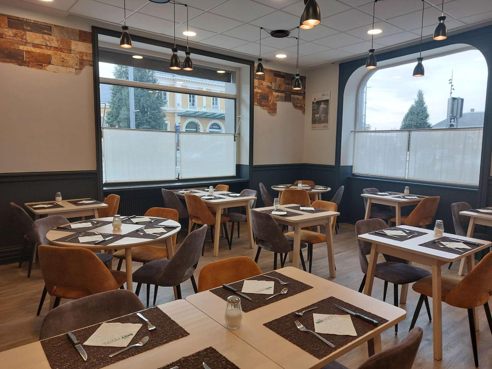 Brit Hotel Roanne - Le Grand Hotel Bagian luar foto
