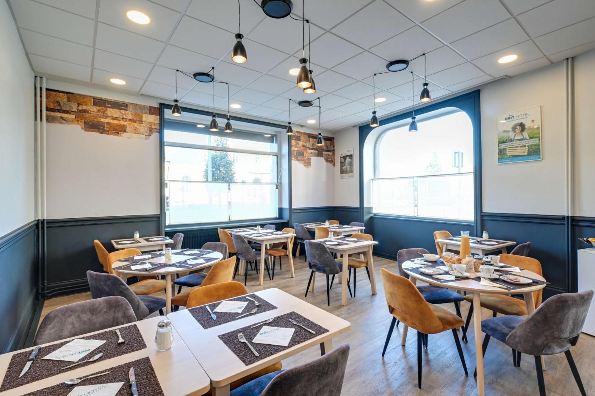Brit Hotel Roanne - Le Grand Hotel Bagian luar foto