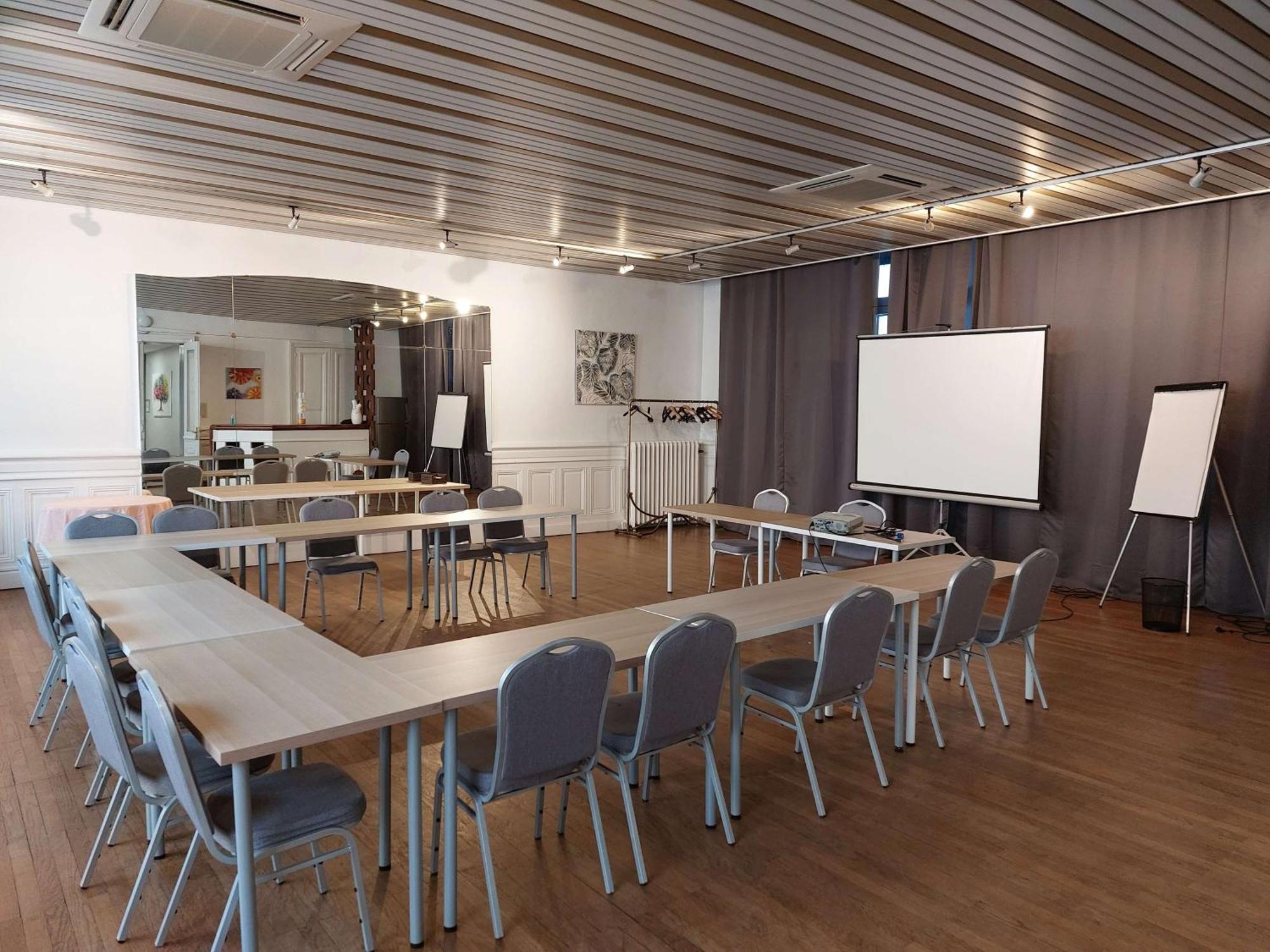 Brit Hotel Roanne - Le Grand Hotel Bagian luar foto
