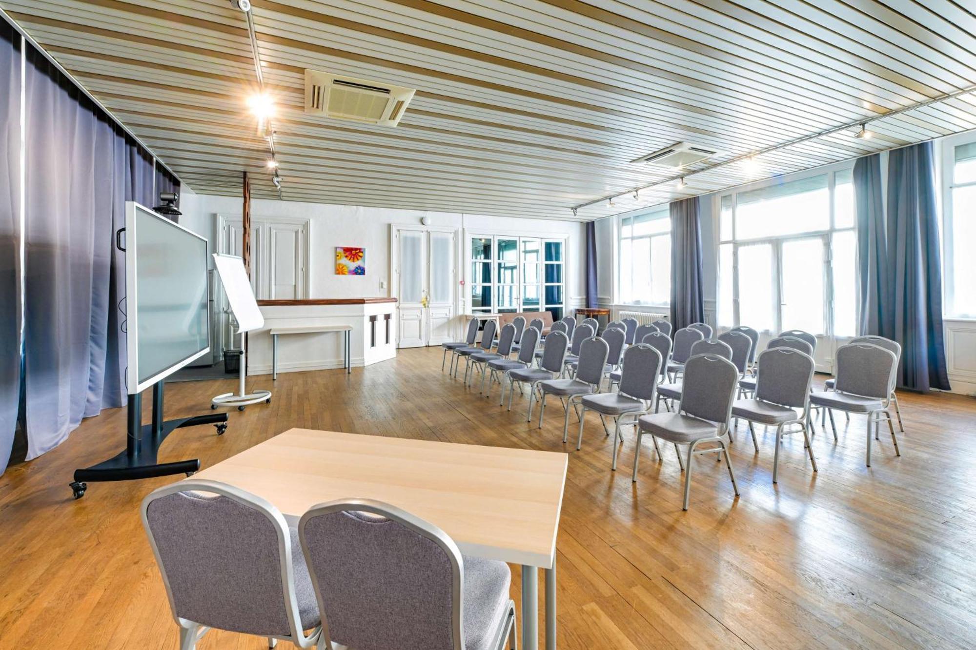 Brit Hotel Roanne - Le Grand Hotel Bagian luar foto