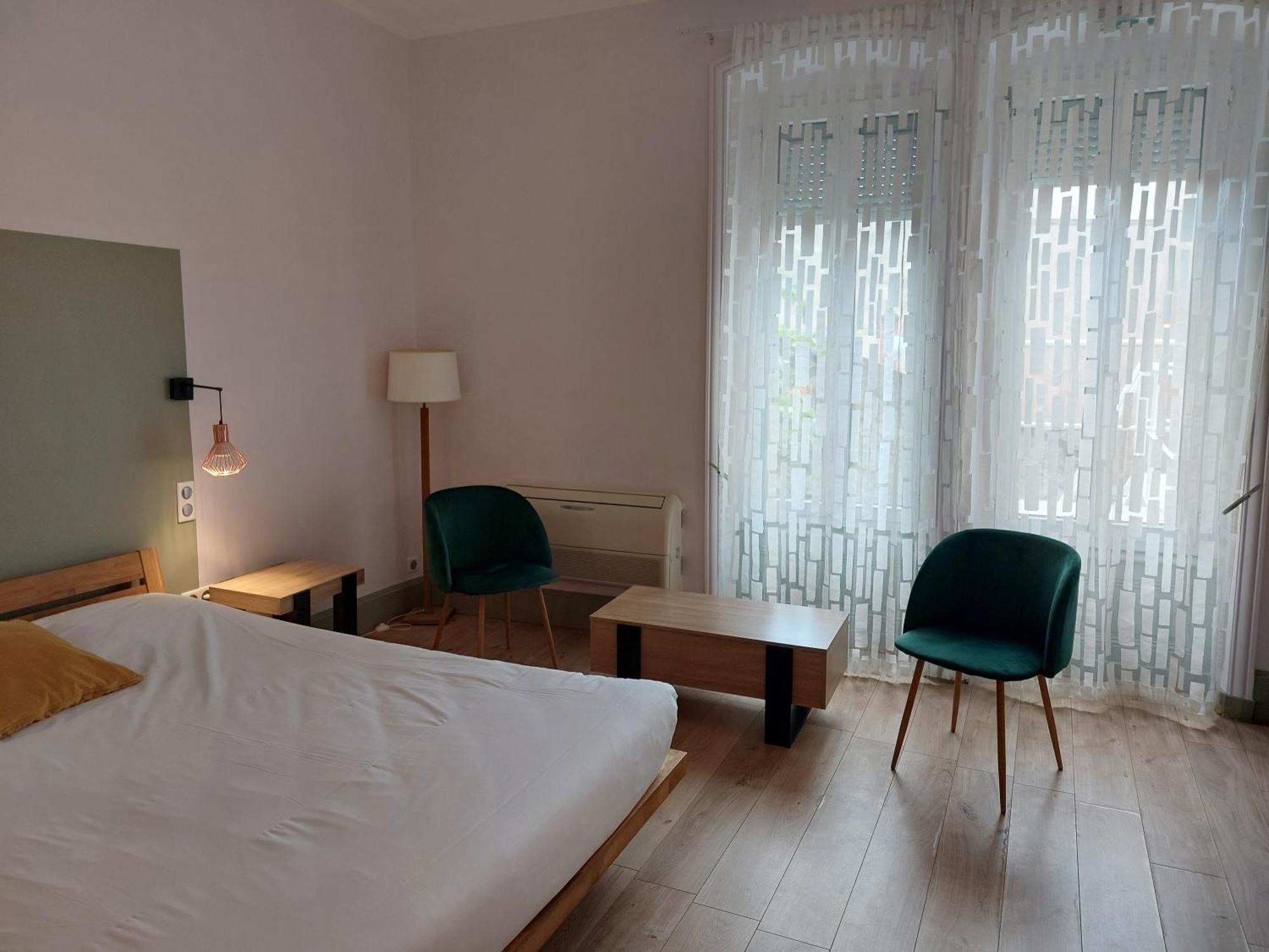 Brit Hotel Roanne - Le Grand Hotel Bagian luar foto