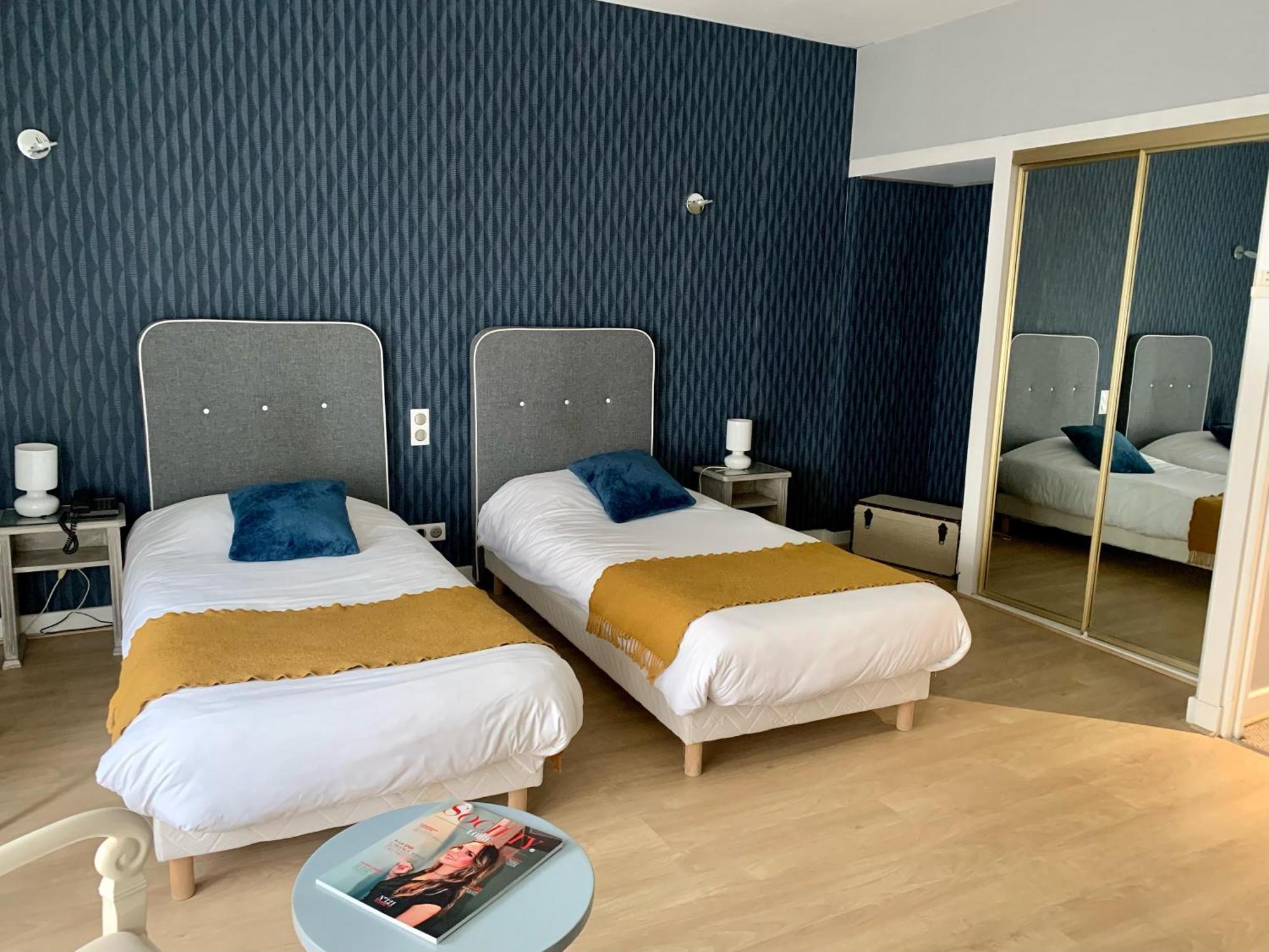 Brit Hotel Roanne - Le Grand Hotel Bagian luar foto