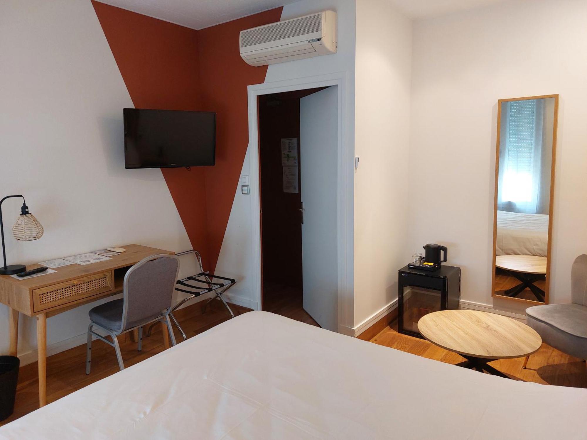 Brit Hotel Roanne - Le Grand Hotel Bagian luar foto