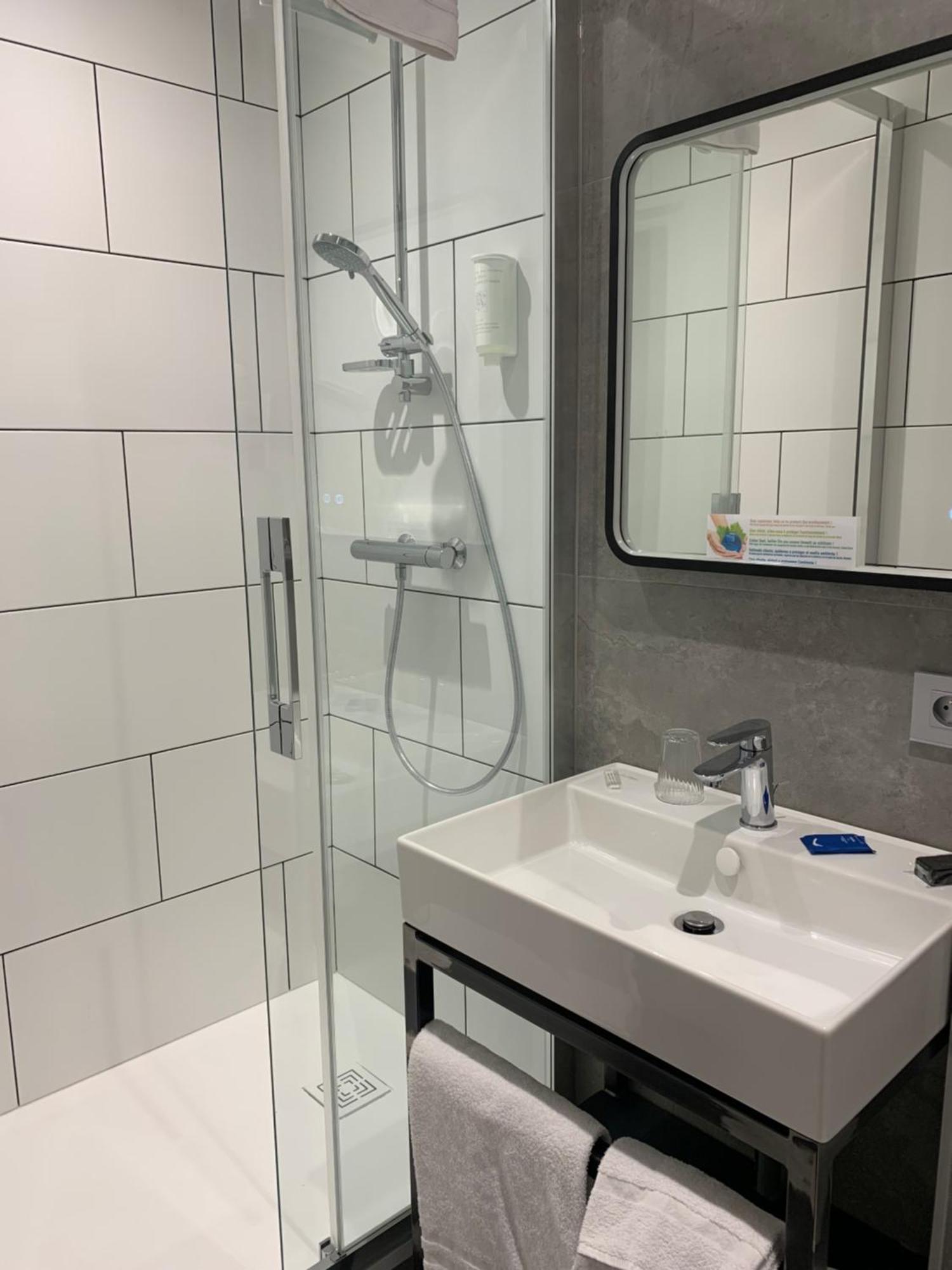 Brit Hotel Roanne - Le Grand Hotel Bagian luar foto