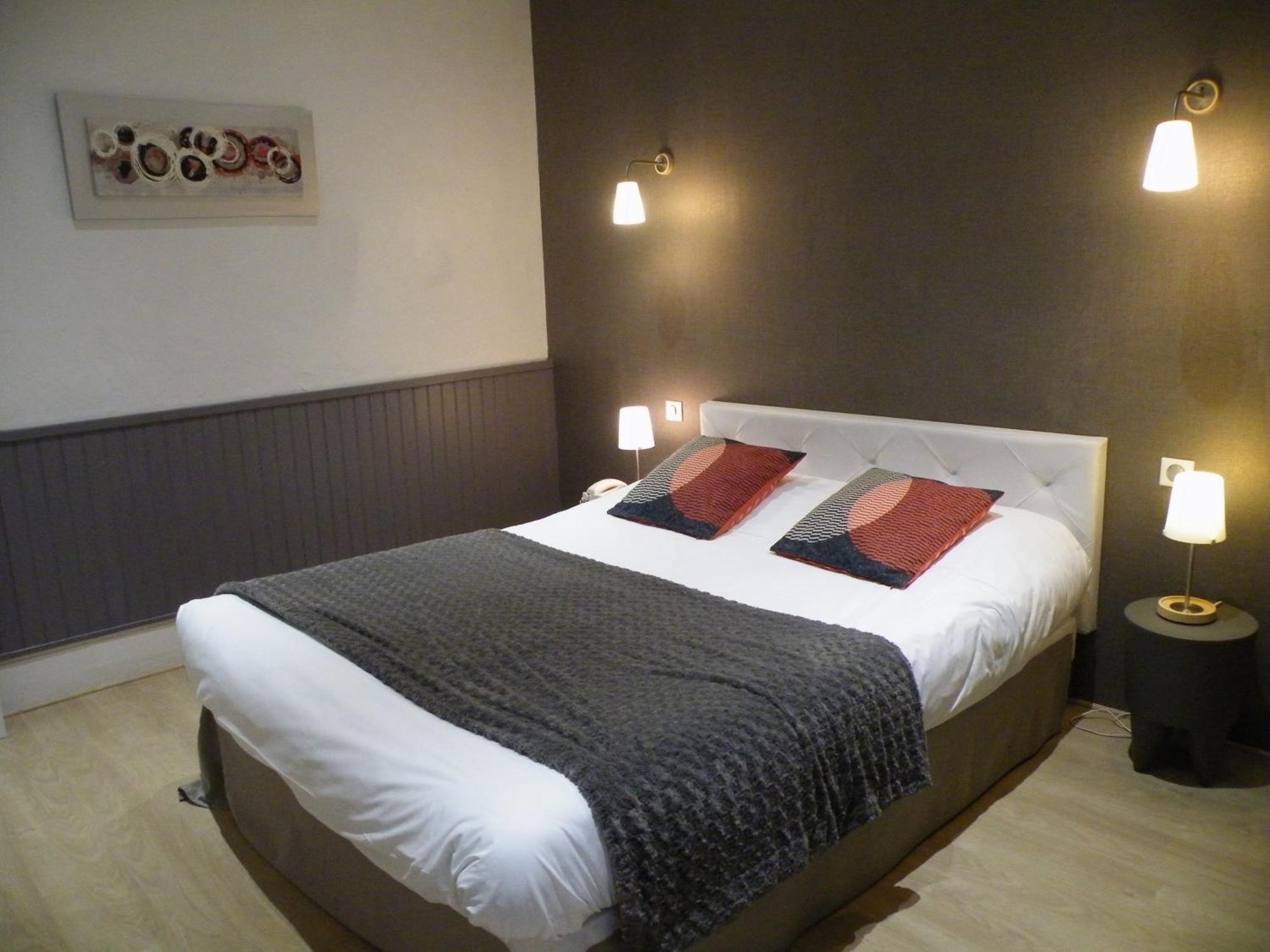 Brit Hotel Roanne - Le Grand Hotel Bagian luar foto