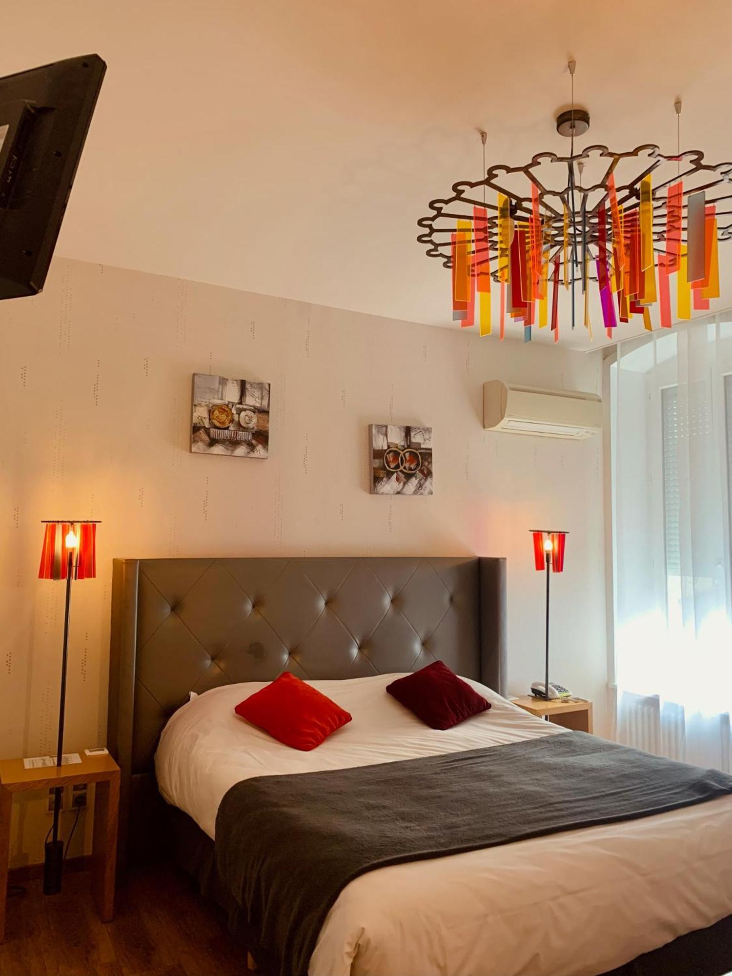 Brit Hotel Roanne - Le Grand Hotel Bagian luar foto