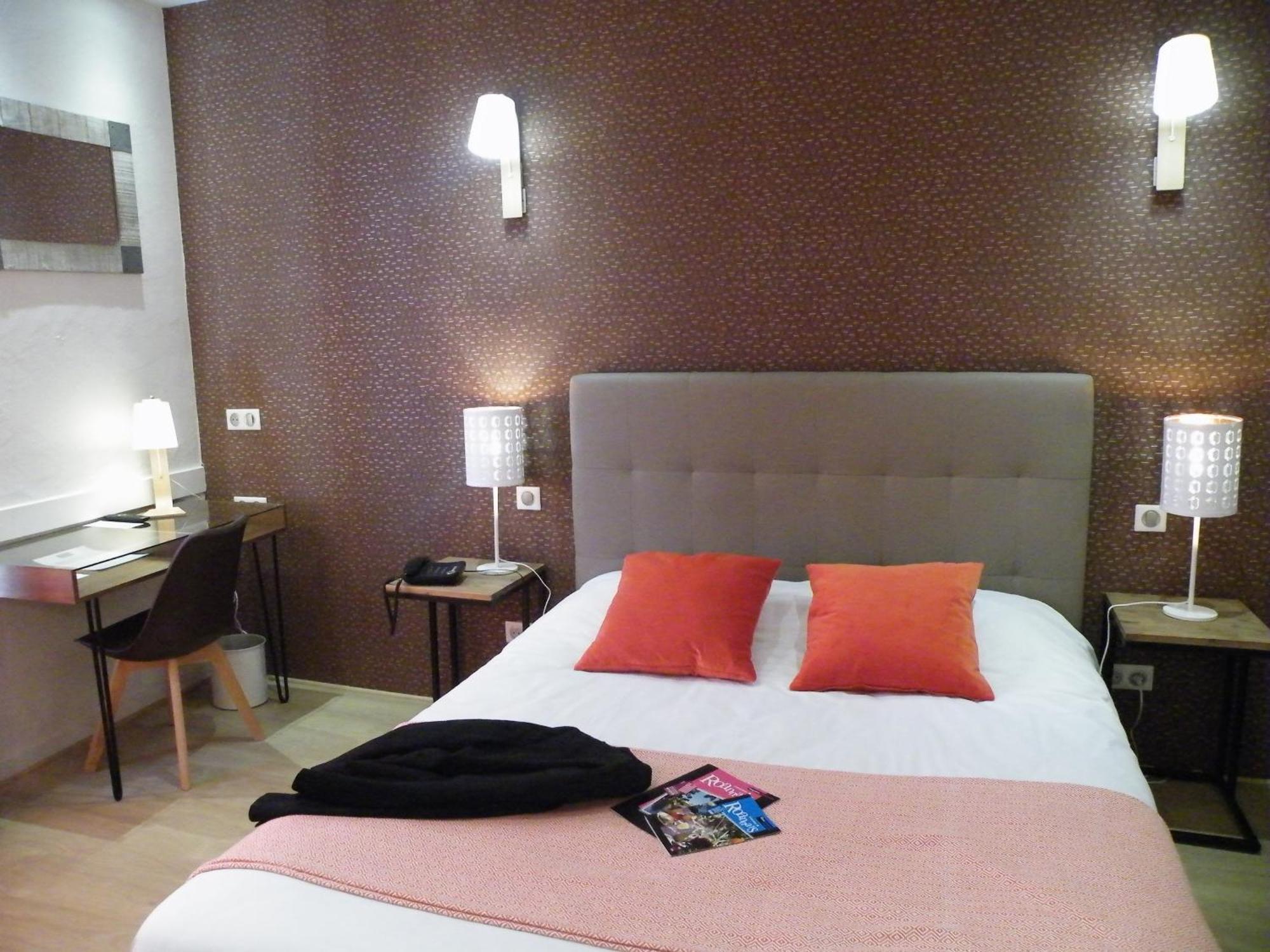 Brit Hotel Roanne - Le Grand Hotel Bagian luar foto