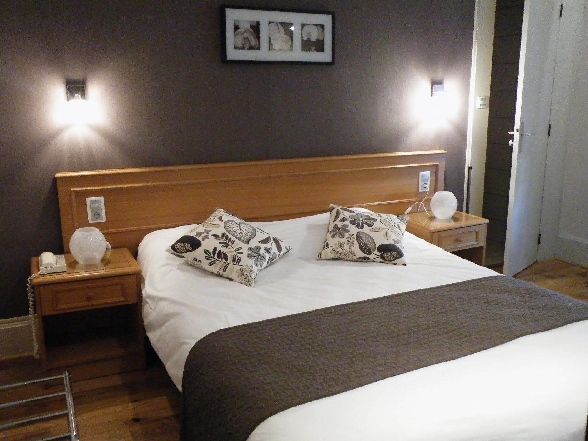 Brit Hotel Roanne - Le Grand Hotel Bagian luar foto