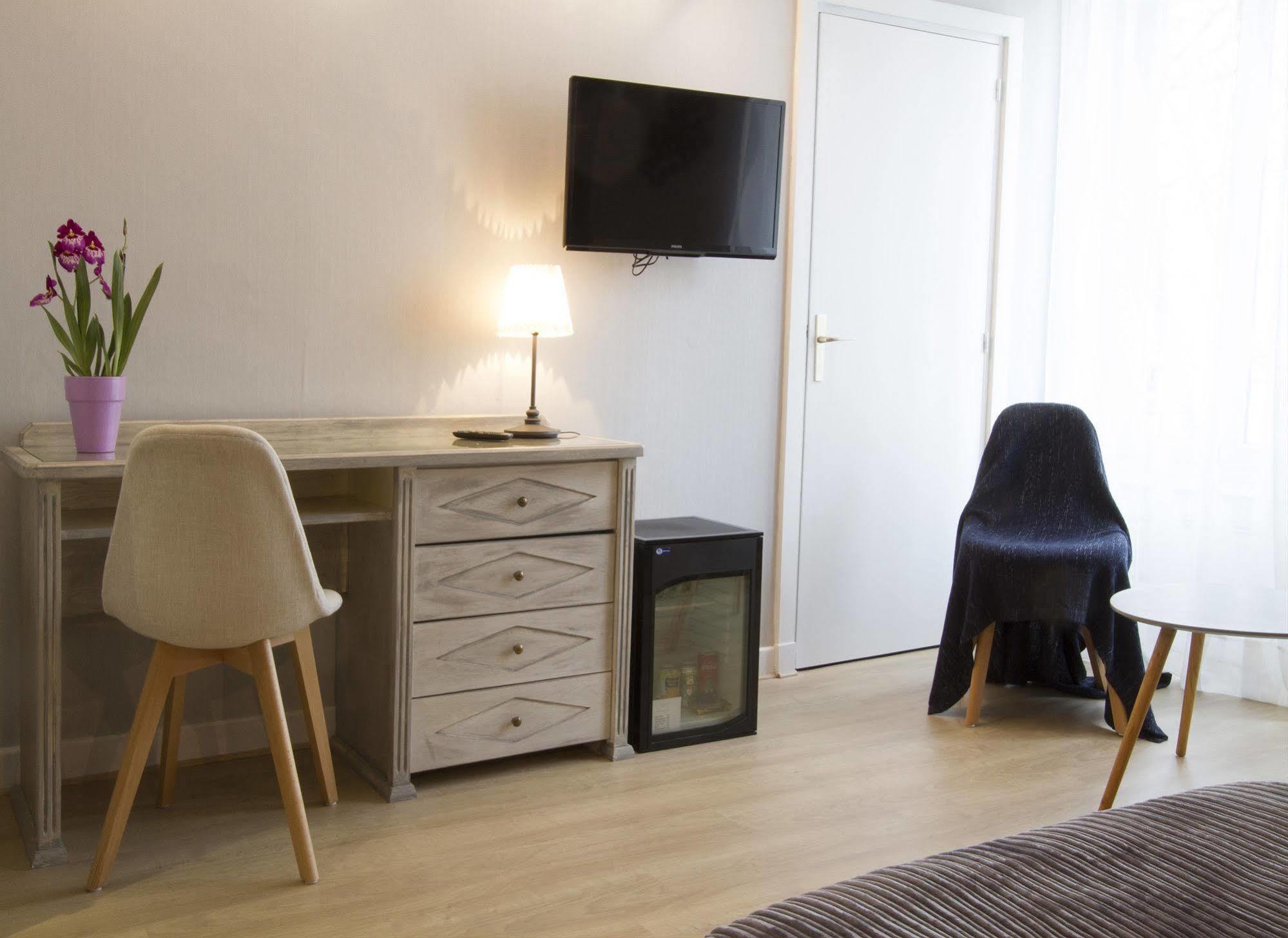 Brit Hotel Roanne - Le Grand Hotel Bagian luar foto